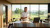 Homme travaillant à son bureau avec vue sur terrain golf