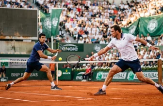 Deux joueurs de tennis en double sur court de terre battue