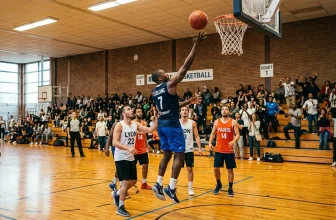 Joueur en bleu effectue un tir au panier lors d'un match