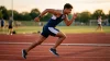 Athlète masculin courant à grande vitesse sur piste d'athlétisme