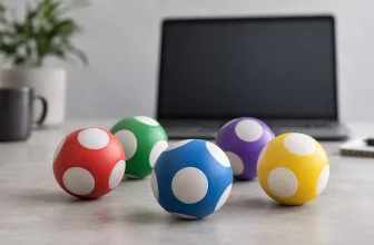 Des boules de loterie génériques sans numéros sont disposées devant un écran vide.