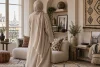 Femme adulte anonyme vue de dos dans un intérieur mêlant influences parisiennes et motifs marocains.